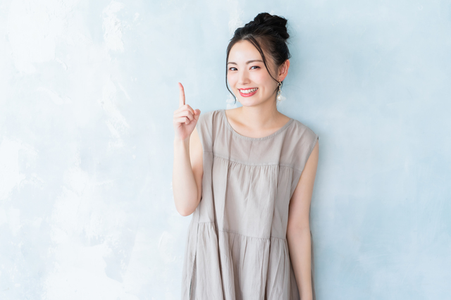 指を立てる女性