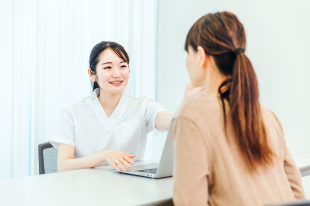カウンセラーとカウンセリングする女性