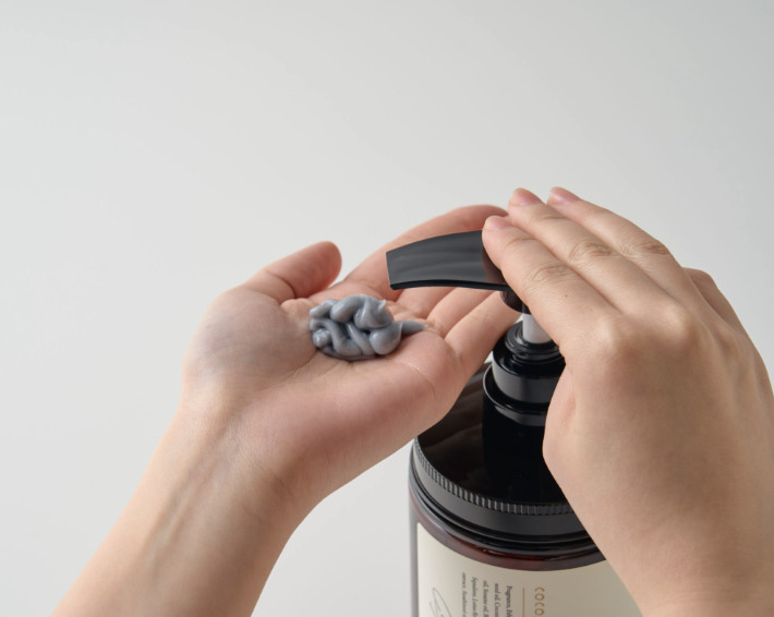 cocone_シャンプーを手に出す様子