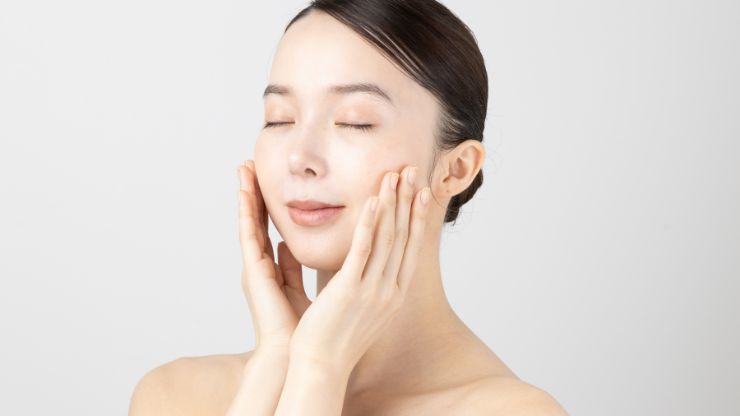 顔の中心から外側へ全体に優しくなじませる