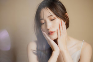 頬に手を添える女性