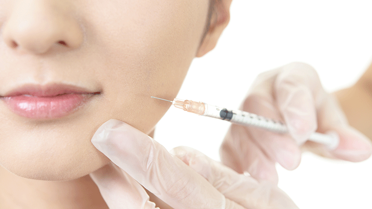 注入治療を受ける女性