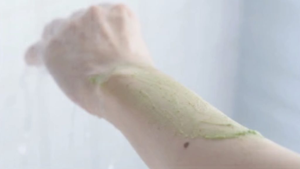 ぬるま湯で洗い流す